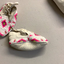 Load image into Gallery viewer, Beaded baby Moccasins
