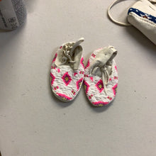 Load image into Gallery viewer, Beaded baby Moccasins
